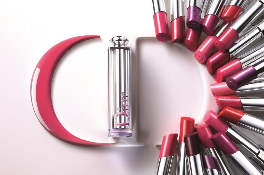  Dior Addict Stellar Shine marks a new promise, thanks to its brand new, ever more addictive formula,1 in a new case decorated in the Dior letters lit up in pink.